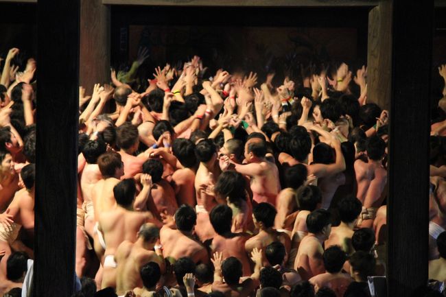 日本三大奇祭として知られる『西大寺会陽』ことはだか祭、この祭りは奈良時代から500年以上にわたり続けられ、国の重要無形民俗文化財に指定されています。<br />宝木と呼ばれる香をたいた木片を約1万人のはだか衆が奪い合いを繰り広げる様は、勇壮、圧巻、壮烈、阿鼻叫喚・・・どんな形容詞や四文字熟語でも表現することができません。<br />参加した人と観覧した人にしか、その様はわかりません。<br /><br />岡山市の何の変哲もないお寺で、毎年極寒の2月の第三土曜日の夜、毎年この奇祭は繰り広げられます。<br />さすがに参加は無理そうなので、観覧だけでもと今年の2月18日ここ西大寺に訪れました。