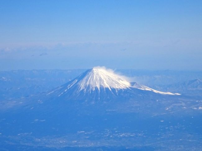 　寒さの中、健康維持のために毎日をウォーキングに励んでいるコスモスですが、先日久々に孫から電話がありました。(嬉しい瞬間です）<br />(孫)　　「おばあちゃん、ポップコーン食べたいんだ。一緒に食べに行こう！！」<br />(コス)　「いいわよ、おばあちゃんは、いっつも暇だから、どこまででも付き合うわよ！！・・・で、どこに行くの？セブン？ローソン？それともファミマ？」<br />(孫)　　「違うよ、ディズニーだよ。」<br />(コス)　「・・・・・・・・」<br /><br />　ということで、可愛い孫のお願いで、ポップコーンを食べるためにディズニーに行くことになりました。(笑）<br />一瞬心配した飛行機代はＡＮＡの特典航空券を息子が用意してくれたので一安心です。それでは、久々の孫との珍道中(２人旅)をご覧ください。<br />