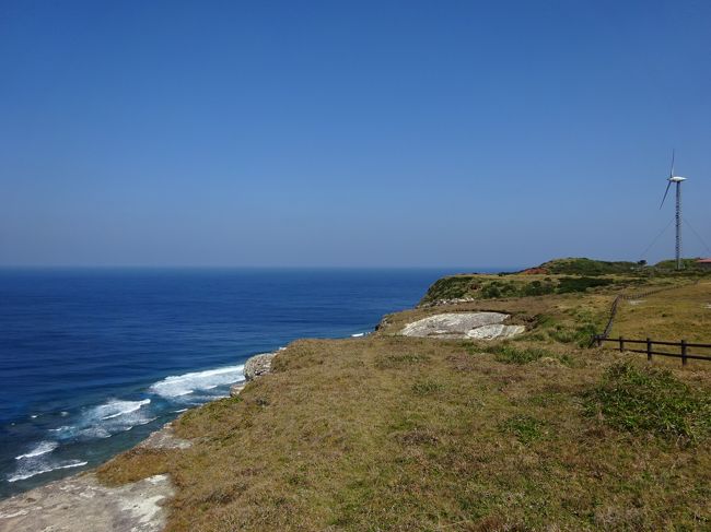 粟国島(あぐにじま)って,どこ?何かあるの?<br />たいていの人は,そう思うでしょう<br /><br />わたしも何があるか知りませんでしたが,離島の旅ってなんだかロマンがあるので,行ってみることに<br /><br />この島は,映画「ナビィの恋」の舞台・ロケ地にもなって少し有名になりました<br /><br />※粟国村観光協会HP→http://aguni-kankou.jp/<br /> (レンタカーやレンタサイクルを扱っています)<br /><br />【沖縄の小さな島々シリーズ】<br />与那国島→http://4travel.jp/travelogue/10850507<br />鳩間島→渡航予定<br />波照間島→渡航予定<br />多良間島【冬編】→http://4travel.jp/travelogue/11102265<br />多良間島【夏編】→http://4travel.jp/travelogue/作成中<br />大神島→http://4travel.jp/travelogue/10756367<br />渡名喜島【周遊編】→htthttp://4travel.jp/travelogue/11098136<br />渡名喜島【古民家編】→htthttp://4travel.jp/travelogue/作成中<br />粟国島→http://4travel.jp/travelogue/11216990<br />南大東島【前編】→http://4travel.jp/travelogue/11098136<br />南大東島【後編】→http://4travel.jp/travelogue/11097665<br />南大東島【再訪】http://4travel.jp/travelogue/作成中<br />北大東島→http://4travel.jp/travelogue/11116209