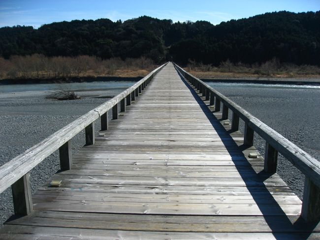 静岡にある日本100名城の掛川城と駿府城を見てきました。ついでに周辺の観光と世界一長い木造歩道橋の蓬莱橋も見てきました。旅行記は６つにわけました。<br /><br />★旅行記４の散歩ルート<br />島田駅→蓬莱橋（ギネスブック認定！世界一長い木造歩道橋）→島田駅