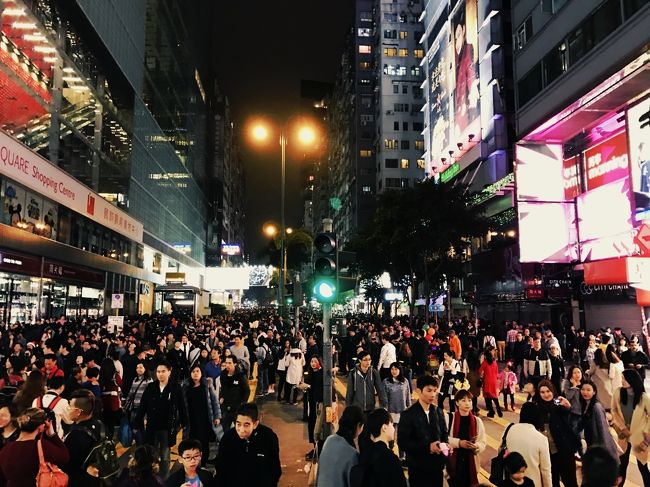 子連れ香港旅行記その②、イブのカウントダウン散策記です。<br /><br />香港一の繁華街、尖沙咀エリアが年に2回、クリスマスイブと大晦日に歩行者天国になります＾＾。<br /><br />旅行前になって調べたところ、香港島の中環～ランカイフォンも歩行者天国になるようで、香港島にいるならそちらも盛り上がりそう(^^♪<br /><br />この日ばかりはお子様の夜更かしも容認されるみたいで、ベビーカーの家族連れも多い！！場所によっては歩きづらい所もありますが、日本の渋谷のハロウィンのように歩くのも大変！ってことはなく、家族連れ、カップルでももちろん楽しめます♪