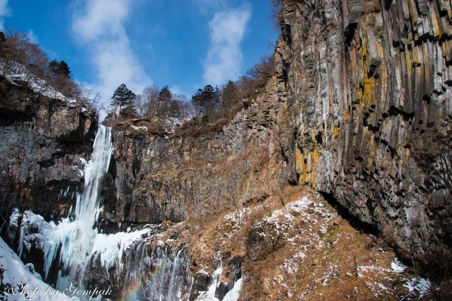 　氷の風景を求めて、昨年に続いて冬の日光を訪れた。今回は日帰りで、温泉は無し。厳冬期とは言え、地球温暖化の影響か、年を追うごとに氷は減少しているようだ。中禅寺湖では、昔はスケートができるほど分厚い氷が張ったそうだが、最近では湖面に氷が張ることは無くなってしまった。しかし、歌ケ浜の湖岸では昨年より見応えがあるしぶき氷が見られた。