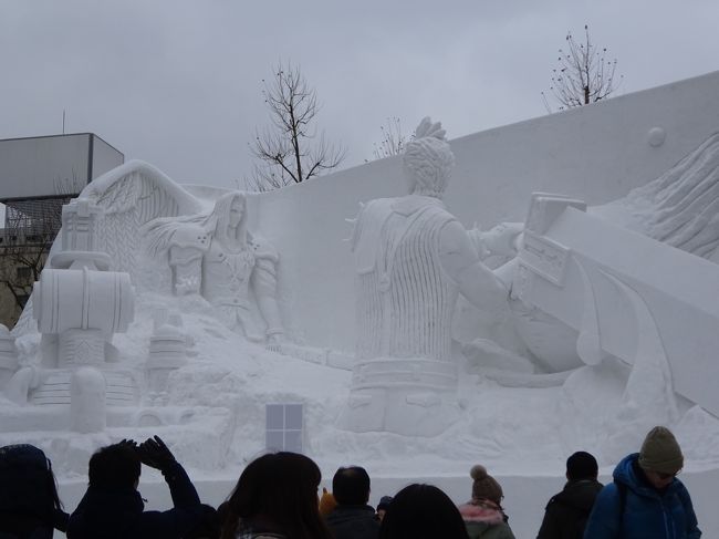 「さっぽろ雪まつり」に行ってみたくて、今回クラブツーリズム企画の「流氷も!旭山動物園も!冬の祭典も!さっぽろ雪まつりと北海道７つの冬物語3日間」という、長くて欲張りなタイトルの旅に参加してきました。<br /><br />1日目:出発→千歳空港→さっぽろ雪まつり→十勝川彩凜華フェスティバル<br /><br />2日目:十勝川温泉→旭山動物園→層雲峡氷瀑まつり→阿寒湖温泉→阿寒湖氷上フェスティバル<br /><br />3日目:阿寒湖温泉→網走港→流氷砕氷船乗船→女満別空港→帰宅<br /><br />