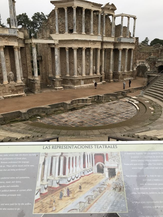 メリダは この日に向かうコルドバからエボラへの中間地点で、ローマ遺跡が良く残っているというので訪れてみました。<br /><br />スペインにあるのに、ローマ遺跡観光をする不思議な町です。スペンらしきものは闘牛場ぐらいでしょうか。<br /><br />町も普通のこじんまりとした郊外のような感じで、遺跡以外あまり見るところがなさそうです。普通の町です。<br /><br />このすごいローマ遺跡のある、「普通」の町で、思いがけないものに遭遇しちゃいました!<br /><br />それは「コウノトリ」です。<br /><br />アニメでしか見たことのない、西洋で「赤ん坊を運んでくる」と子供に教えていた、あのコウノトリです。<br /><br />テンション上がりまくりで大騒ぎしていましたが、周りにだーれもいませんでした。(笑<br /><br /><br />私の中での「メリダ」は恥ずかしながら、「コウノトリ」との出会いです。<br /><br /><br /><br /><br />メリダは紀元前25年に植民市「エメリタ・アウグスタ」の名前で建てられました。アウグストゥス帝の命により、グアディアナ川を渡る橋を守るためでした。<br /><br />メリダはかつてから、サラマンカ-セビジャ間、トレド-リスボア間を結ぶ軍用機地として栄えたそうでうす。<br /><br />観光資源としてはローマのテアトロとアンフィテアトロ、ローマ水道橋、ローマ橋があります。<br /><br />*ポルトからスペインをぐるっと南下してリスボン旅*<br /><br />旅行記です。よろしければ、ご覧になってください。<br /><br />→のーんびりポルト<br />Porto<br />https://4travel.jp/travelogue/11215506<br /><br /><br /><br />→大学の町コインブラ<br />https://4travel.jp/travelogue/11215574<br /><br /><br /><br />→ここからポルトガルが始まったギマラエスラ&祈りの町ブラガ<br />http://4travel.jp/travelogue/11215598<br /><br /><br /><br />→宗教色がここちよいサンチアゴでコンポステーラ<br />Santiago de Compostela<br />https://4travel.jp/travelogue/11215616<br /><br /><br /><br />→大学と歴史の古くて若い街サラマンカ<br />Salamanca<br />https://4travel.jp/travelogue/11215651<br /><br /><br /><br />→中世どっぷりアヴィラ&セゴヴィア<br />Avila & Segovia<br />https://4travel.jp/travelogue/11215831<br /><br /><br /><br />→中世のままとりのこされたようなカセレス<br />Caceres<br />https://4travel.jp/travelogue/11216050<br /><br /><br />→オレンジとアラブのとにかく陽気なセヴィリア<br />Sevilla<br />http://4travel.jp/travelogue/11216060<br /><br /><br />→白い小路とメスキッタのコルドバ<br />Cordoba<br />https://4travel.jp/travelogue/11216643<br /><br /><br />→コウノトリとローマのメリダ<br />Merida<br />https://4travel.jp/travelogue/11217434<br /><br /><br /><br /><br />→白い旧市街と食のエヴォラ<br />Evora<br />https://4travel.jp/travelogue/11217835<br /><br /><br /><br /><br />Sintra<br />製作中<br /><br /><br /><br />奇跡と祈りのファッチマ<br />Fatima<br />https://4travel.jp/travelogue/11217888<br /><br /><br /><br />ポルトガル唯一の都会リスボン<br />Lisboa<br />https://4travel.jp/travelogue/11218084