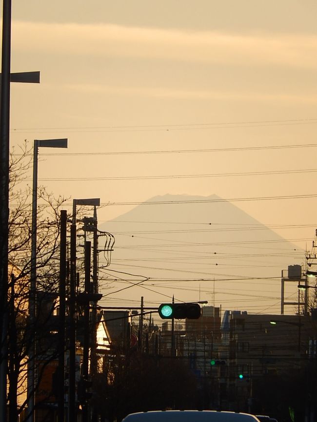 2月21日、午後5時頃に上福岡駅から美しい影富士が見られた。さらに5時40分頃にふじみ野市から影富士が見られた。<br /><br /><br /><br />*写真は上福岡駅から美しい影富士が見られた