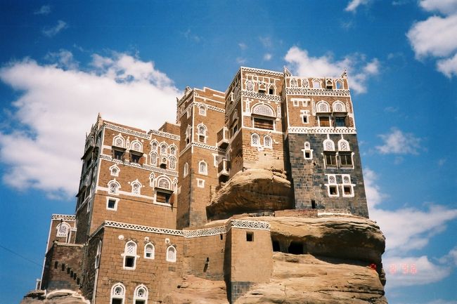 コーカバン、マーリブ、タイズなどを駆け足でまわったイエメンの旅も最終日。近郊の街、ロックパレスで有名なワディ・ダハールへ。標高2300ﾒｰﾄﾙの高原に広がる荒涼とした景色、岩山に囲まれたオアシスに建つ不思議な建物。岩山に溶け込むようなその姿にしばし時を忘れてしまう<br /><br />９月２日　成田15時55分発KE１便→ソウル19時40分発KE801便→バーレーン<br />　　　　　　　　　　　　　　バーレーン泊（トランジットホテル）<br />９月３日　バーレーン８時15分発GF540便→アブダビ13時15分発IY853便→サヌア<br />　　　　　　　　　　　　　　　　　　　　　　　　 　サヌア泊<br />９月４日　シバーム＆コーカバン、スーラ観光<br />９月５日　マーリブ観光（タクシーチャーター）<br />９月６日　サヌア→タイズ（乗合タクシー）<br />　　　　　　　　　　　　　　　　　　　　　　　　　 タイズ泊<br />９月７日　タイズ→イッブ→サヌア<br />　　　　　　　　　　　　　　　　　　　　　　　　　 サヌア泊<br />９月８日　ワディダハール観光　　　　　　　　サヌア18時30分発→アブダビ<br />９月９日　アブダビ１時50分発GF152便→バンコク（観光）22時30分JL718便→成田　