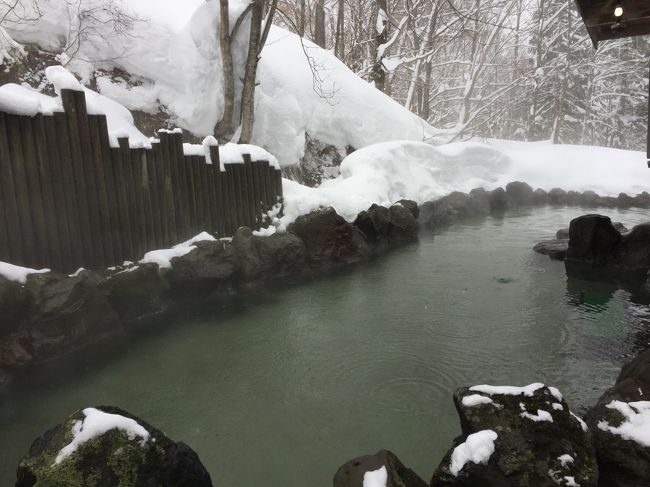 前々から行きたいと思っていた、秘湯・乳頭温泉郷に行って来ました。<br />しかも一番行きたかった冬の時期、雪見露天風呂を堪能して来ました。<br /><br />乳頭温泉郷は七つの宿、七つの湯、があり<br />「鶴の湯」が有名ですが、今回私たちの宿泊で選択したのは「妙の湯」です。<br />最後までどちらにするかで悩みましたが、結果正解でした♪<br /><br />十和田・八幡平国立公園　乳頭山麓に点在する七湯が「乳頭温泉郷」です。<br /><br />本日は、乳頭温泉郷の後半戦！そして、<br />一気に自宅までの道のりは遠すぎるので、福島・飯坂温泉でもう1泊。<br />途中、横手で横手焼きそばを食して来ました。<br /><br />＝＝旅程＝＝<br />□２／２１（火曜）自宅→常磐自動車道→（宮城・多賀城宿泊）<br />□２／２２（水曜）仙台・多賀城→乳頭温泉郷→（妙の湯宿泊）<br />■２／２３（木曜）乳頭温泉郷→秋田・横手観光→（福島・飯坂宿泊）<br />□２／２４（金曜）福島・飯坂温泉観光→自宅