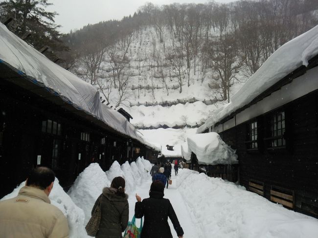 毎月届くトラピックスからのラブレター（旅行パンフレット）<br /><br />お手頃なインドツアーを発見し、慌ててパスポートを更新した。<br />が、時すでに遅し。売り切れ後免。<br /><br />気落ちした私の目に飛び込んで来たのは<br />「乳頭温泉郷　４日間の旅」<br /><br />地元の両親に「行く？」<br />って聞いたら「行く！」<br /><br />インド旅行の予算１０万円は<br />親子３人分の乳頭温泉郷の旅になったとさ。<br />