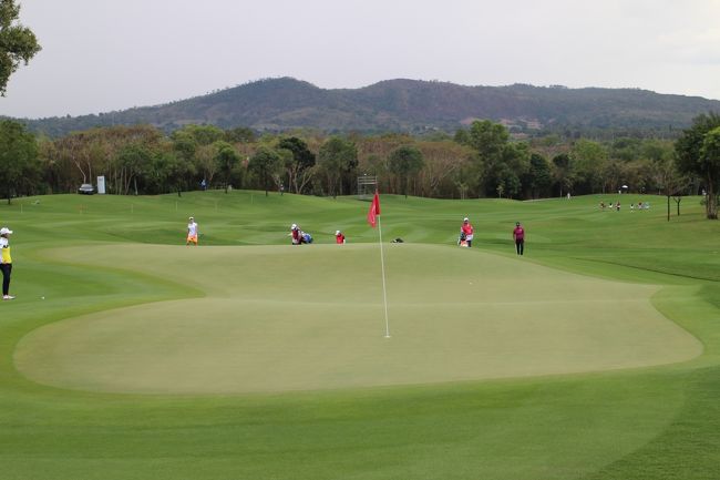 Honda LPGA Thailand　　初戦観戦　2月/2017<br />今年も、観戦できました。<br />これは、毎年の楽しみの一つです。<br /><br />これぞ世界女子プロレベル選手達の活躍観戦と<br />色んなイベント参加にも楽しみ満載でした。<br /><br />コースへのローカル道路は工事中有りで、<br />ゴルフバーのバン車は色んな道を迂回走行。<br />@200THB≒６００円、<br />AM.8:30パタヤ発～PM.3：00現地発-PM.3：40パタヤ着<br />現地で≒６時間の観戦。<br /><br /><br />平日で、道が空いてて渋滞なく良かった。<br />晴天で空いててらくちん観戦。次の日は雷雨、途中で順延措置に。<br /><br />☆最終１８番ホール....各選手を悩ませるポテトチップスグリーン。<br />