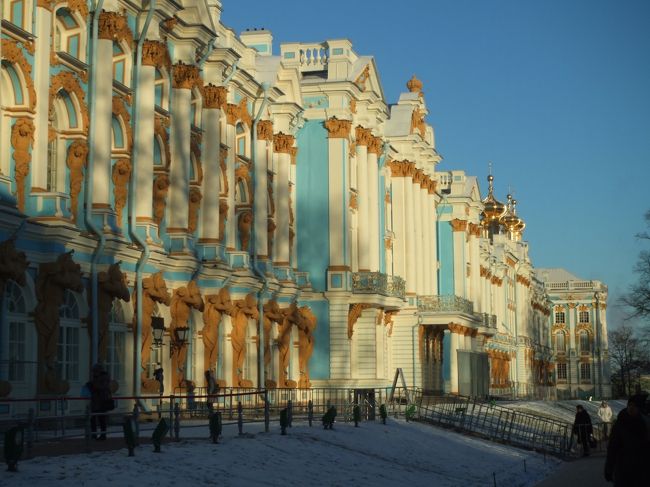 　冬の旅行を探していたら、真冬のロシア旅行が格安で行けることが分かり早速申し込み！ただ、ロシアという国について全く分からず、まずはガイドブックでざっと調べてみました。自分の中のイメージは「寒い・怖い」だったのですが、美術館に食事と魅力的なものがたくさんありました。ビザが必要、ホテルでの滞在登録等、いろいろ面倒だと思ったけれど、今回はツアーなので楽チン！でも調べていくとビザも簡単に安く取れることが分かり、個人旅行でも意外と楽に行けるかもと思いました！<br />　今までの旅行は個人旅行がほとんどだったので、ツアーだと自由がきかなくて疲れるかと思いましたが、本当にツアーで良かったです！！その一番の理由が「大寒波」が到来したからです。年末にロシアの天気を調べていたら、1月3日まではあまり日本と変わらない気温で拍子抜けだったのですが、出発日の1月4日から信じられない数字が続いていたんです。最高気温が‐25℃とか、最低気温が‐39℃とか・・・。なんと大寒波が来ているちょうどにぶち当たってしまったのです。慌てて新年早々防寒着を買いにユニクロへ行きました。超極暖のヒートテックから防風の暖パン、毛糸の帽子に厚手のモコモコ靴下、重ね着できるフリースなど色々買いました。それらの上にウルトラダウン、その上にフード付きのダウンコートを着ましたが、それでも耐えられませんでした！10分も外にいられません。さっと観光してすぐにバスに乗る。下手に外を歩き回っていたら死にます。中々できない体験でしたが、イメージ通りのロシアそのものでした！<br />　その他にも日本とロシアの様々な違いに驚いたり、空港と航空機では信じられない体験もありました！でも、真冬の美しい街並み、観光客の少ない美術館等この時期にしか味わえない魅力もたっぷりで、忘れることのできない旅行です。<br /><br /><br />～旅行日程～<br />1月4日　成田→ﾓｽｸﾜ乗継→ｻﾝｸﾄﾍﾟﾃﾙﾌﾞﾙｸ<br />1月5日　ｴｶﾃﾘｰﾅ宮殿・ｻﾝｸﾄﾍﾟﾃﾙﾌﾞﾙｸ市内観光<br />1月6日　ｴﾙﾐﾀｰｼﾞｭ美術館<br />1月7日　ｻﾝｸﾄﾍﾟﾃﾙﾌﾞﾙｸ→ﾓｽｸﾜ　ﾓｽｸﾜ市内観光<br />1月8日　ｸﾚﾑﾘﾝ観光　ﾓｽｸﾜ→成田<br />1月9日　成田着<br />
