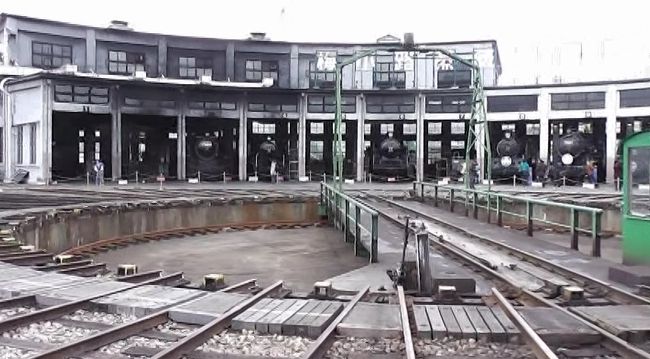 ご覧下さいましてありがとうございます。<br /><br />今回は、京都鉄道博物館に統合という形で発展的閉館となるふたつの鉄道関連施設訪問記です。<br /><br />ひとつは、2015年で一旦、閉館する、京都梅小路蒸気機関車館。もうひとつは、2014年で閉館する大阪弁天町の交通科学博物館です。<br />保存車好きな、還暦爺てっちゃんと私。アラフィフおっさんの二人旅。<br />2014年正月のお話となります。<br /><br />前編＆後編の二部編成でお届けします。<br />ご興味のある方は、どうぞ、最後までお付き合い下さい。