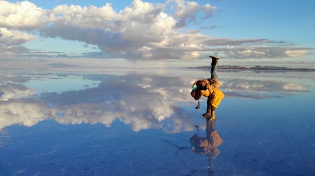 雨季のウユニ塩湖は真っ白で真っ平な塩の上に水が薄く溜まり、「天空の鏡」といわれる絶景。夜の星空鑑賞には月明かりのない新月前後が最適。それを求めて南米ボリビアに行った。<br />1月27日から3日間、昼間の絶景を追い求めた様子を紹介