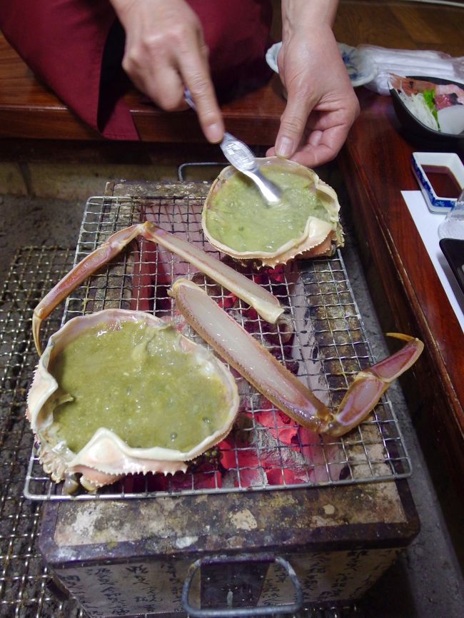 浜坂は松葉がにの漁獲高日本一の町。その浜坂で評判の良い澄風荘さんで大きなタグ付き活け松葉がにのコースをいただきました。<br /><br />時期によって価格は変動しますが、2月は平日税込24,800円、休前日26,000円でした。大きな活松葉が一人につきほぼ2杯で以下のコースをいただきます。<br /><br />かに刺しと焼きがに（約１杯）<br />かにしゃぶ（約１杯）<br />かに味噌甲羅焼き（甲羅酒用のお酒１合付き）<br />雑炊<br />デザート<br />公式ホームページから予約するとワンドリンクサービスです。<br /><br />かにソムリエとはカニの目利き・調理法の他、浜坂のある新温泉町の歴史や文化、接客などの研修を３年間重ねて試験を受けて初めて認定されるそうです。<br />浜坂観光協会http://www.hamasaka.com/kanisommelier/index.html<br /><br />澄風荘さんには４名のかにソムリエがおられるとのこと。この日お会いしたのはご主人と女将さんと、もう１名の方でした。表紙写真のカニミソを混ぜてくれているのはかにソムリエを目指して修行中の方です。<br /><br />「ほぼ2杯」と書いたのは甲羅を１つしか食べられなかったため。<br />甲羅焼きおかわりはメニューにないのかな…