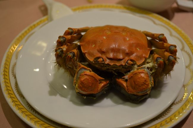 三泊四日で無錫蘇州上海を巡ってきました。旅行会社の触れ込みは「上海蟹を食す」というので、三日目の夕食に蟹が出るのを楽しみにして参加しました。老舗の「王宝和酒店」に行きました。日本の蟹よりは小ぶりですが、一人一杯の蒸し蟹の他にも、蟹味噌などを使った料理が品数多く供されました。上海市内の観光は、入場料のかからない場所や買い物ばかりでした。夜景や雑伎団などは別料金が必要でした。