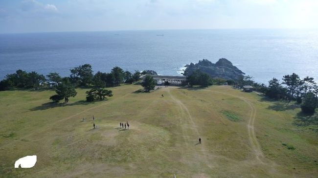 南紀白浜旅行の3日目。今日は南紀勝浦温泉を発ち、串本町を観光する。<br />熊野灘に面した本州最南端の地で海中公園や橋杭岩などの景勝地をめぐる行程である。<br />そして宿はすさみ町の高台にある温泉。伊勢エビのコース料理の夕食が楽しみである。<br /><br />3日目<br />紀伊勝浦8:53(ｽｰﾊﾟｰくろしお12号)→串本9:24/9:40～海中公園9:58<br />紀伊有田→串本/<br />串本12:31～潮岬12:48//14:50～橋杭岩15:11<br />串本16:24(ｽｰﾊﾟｰくろしお28号)→周参見16:55　ホテルベルヴェデーレ周参見宿泊<br />