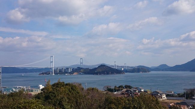 しまなみ海道を渡って今治へ観光に出かけました。晴れ渡った日で、瀬戸内海が綺麗でした。今治では、今治城とタオル美術館を見学しました。