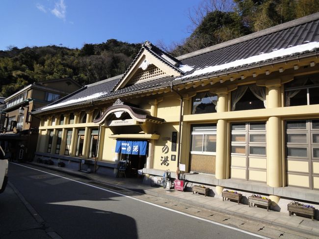 昨年秋に尾道旅行を計画していましたが、地震発生でそのような気分になれず、落ち込んでいましたが、新しい年を迎え、気分一新して前を見て進もうと、17年振りに城崎温泉に出かけてきました。<br /><br />今年、山陰地方は記録的な大雪。<br />1月にも交通障害などで全国ﾈｯﾄで放送されたり、1週間前にも記録的な大雪。はたして出発できるのか、という心配をしていました。<br /><br />無事出発できる事を祈っていましたが、なんとか無事に温泉と蟹という幸せな時間を満喫いたしました。<br /><br />今回の宿泊は、これも40年振りに近いKKR玄武。<br />国家公務員共済組合の施設で、現役の時代に料金特典を享受しようと言う事にしました。<br />確かに、民間の旅館に比べ設備等劣る物もありますが、料理を二通り頼めるなど私達にとって最適のプランがあり、外湯巡りにも便利な場所で、良かったです。