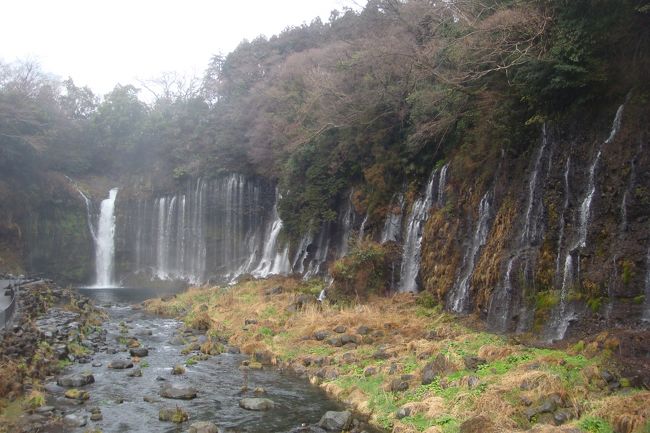 2013年「富士山-信仰の対象と芸術の源泉」の名で世界文化遺産に登録されました。<br />滝は思ったより規模が大きく、幅もありました。「マイナスイオンがたっぷり」だったような気がした。<br />桜の咲く時期・紅葉時期は滝が一層引き立つかも知れない。<br /><br />遠い所から見学に来たのに「ここもやっぱり駐車場は有料か！」<br /><br />無料駐車場はありません。普通乗用車駐車料金は、観光協会の有料駐車場は５００円、民間は２００円～３００円。不法駐車は０円。<br />どこに駐車しますか？<br /><br />パワースポットらしいが・・・はたして<br />