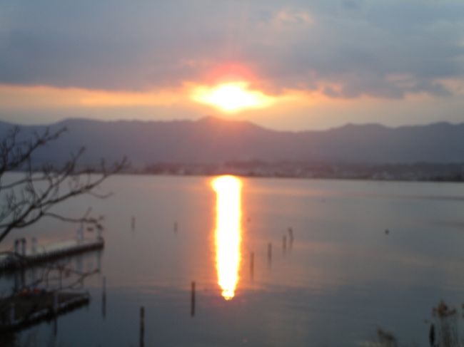 仕事で滋賀県に来たので、以前から気になっていたセトレマリーナ琵琶湖に行ってきました。ヤンマーマリーナの敷地内に2013年にオープンしたそうです。全14室の小さな3階建のホテルで、全室が琵琶湖に面していてロケーションは抜群です。ただ、お部屋は30㎡と少し狭く、お風呂もシャワーとバスタブが一緒のタイプなので少し使い勝手が悪く、照明もあまり明るくならず、部屋のハード面には課題が残る感じです。一方で、シアタールームやクラブラウンジではアルコール含めてフリーなのは大変良かったです。少し飲みすぎましたが…。