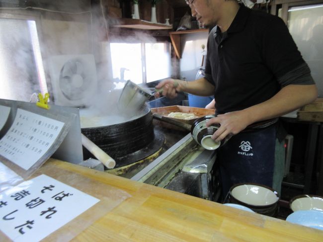 　　無性に炭水化物が食べたくなり、徳島と香川へ<br />　１日目は、①眉山公園②巽屋で徳島ラ－メン③脇町を散策④祖谷渓・大歩危⑤金比羅参⑥坂出散歩後、坂出グランドホテルに宿泊<br /><br />　２日目は、坂出周辺を散策し、丸亀城へ。そして善通寺を参拝し、がもううどんでうどんを食べ、高松に移動。高松では、さか枝でうどんを食べ、栗林公園と高松城跡を見学し、徳島に移動。徳島ではお遍路の１番札所の霊山寺を参拝し、徳島城跡を見て、ラ－メン東大でラ－メンを食べ、阿波踊り会館と阿波おどりカラクリ時計を見学してきました。<br />　少し強行軍でしたが、ほとんどが前に2～4回来ている所なので、ほぼ予定通りに楽しむことができました。<br />