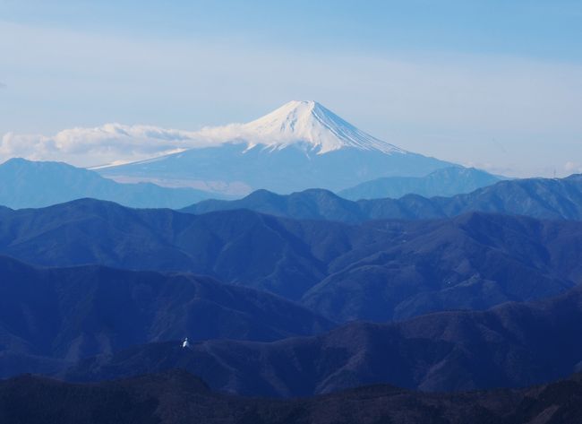 1月末に甲斐駒登って以来一ヶ月ぶりの山行。<br />あっ、蝋見に宝登山歩いたっけ…ありゃ普段着だったもんな(笑)<br />年初の予定では2～3月は雪山三昧、女峰の黒岩尾根や甲斐駒の黒戸尾根で雪山修行して残雪期に塩見行くつもりでしたが、黒戸以降気分がのらなかったり、叔母の葬儀、膝の腱が怪しかったりでまともな山行一ケ月してません。<br />こんな状態じゃとても雪山歩けないので奥多摩から出直しました。<br />膝の様子見兼ねてなのでエスケープルートがたくさんあるのも石尾根にした理由の一つです。<br /><br />石尾根、巻かず主脈上歩いてれば眺め良かったのかな？<br />かと言ってよし歩こうという気にはなれないし。<br />巻き道からも富士山見えて気持ち良かったのでまた歩く時にも巻き道選ぶだろうと思います。<br />何を隠そう今回初めて七ツ石山登頂しました。<br />七ツ石からの雲取が脚が止まって難儀、鴨沢からのピストンの時とは訳が違う。<br />初めて雲取登った時よりもぜーぜーです。<br />たまに歩く奥多摩もいいもんです。<br /><br />山行	10時間38分	<br />休憩	58分	<br />合計	11時間36分<br />合計距離： 33.21km <br />累積標高（上り）： 2888m <br />累積標高（下り）： 2635m 