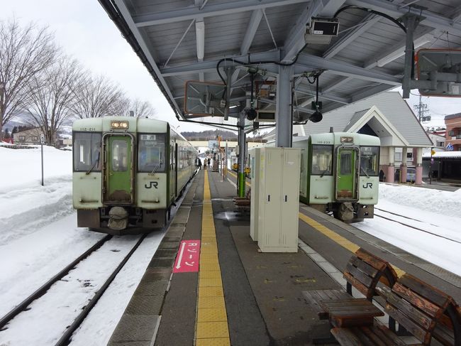 雪とあまり縁のない地域に住んでいる私ですが、久しぶりに雪が見たくなりました。<br />そこで、豪雪地帯を走るほくほく線と飯山線に乗ってきました。<br /><br />－－－<br />十日町から飯山線に乗り、戸狩野沢温泉駅まで来ました。私が乗った列車は、ここで乗り換えとなります。<br />このあたりから、だんだん雪が少なくなり、長野市内まで来るとほとんど雪もなくなってしまいました。<br />もし大雪だったら、ということで余裕を持った行程にしたせいか時間が余ってしまい、いろいろと寄り道しながら帰宅していくのでした。