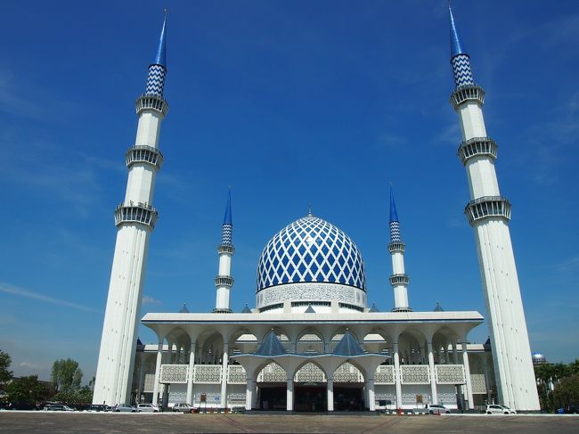 マレーシア最高峰　キナバル山登頂を目指す旅。<br /><br />3泊4日のスケジュールでKLでは半日くらいしか街歩きできなかったが、<br />現地駐在員の案内のおかげで効率よく観光でき、主要スポットは回ることができたと思う。<br /><br />これまで東南アジアはタイ、インドネシア、シンガポールにいったことがあるが、<br />その中でもマレーシアはかなり発達していて、物価も日本より少し安いというくらい。<br />[もちろん、シンガポールほど発達はしてないが、、]<br /><br />マレーシア訪問の直前にクアラルンプール国際空港で「VX」騒ぎがあったが、<br />今回の旅行で使用したANA、マレーシア航空はターミナル１で、事件のあったターミナル２でなかったので、<br />事件の影響は全く感じなかった。<br /><br />☆旅程は下記の通り<br /><br />2/25(土) 夜行便で羽田～KLへ。KL観光して、KL～KK移動(KK泊)<br />2/26(日) キナバル山 1日目 ペンダントハット[山小屋]まで (ペンダントハット泊)<br />2/27(月) キナバル山 2日目　山小屋～山頂～下山。下山後、KK～KL移動。(KL泊)<br />2/28(火) KL観光、KL～羽田移動