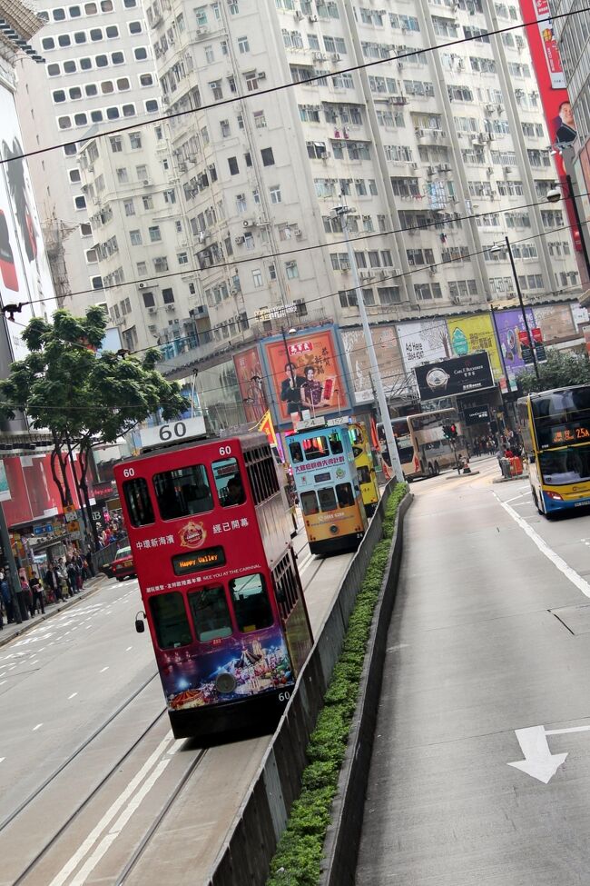 香港旅行4日間の2日目です。きょうはピークトラムとか二階建てトラムとか観光トラムとかスターフェリーとか乗りもの盛りだくさん。<br /><br />前回来たときにはなかったヘリテージ1881内のホテルでシノワズリなアフターヌーンティーを楽しみ、大好きな味千ラーメンのうなぎチャーハンを食べ、夜は海鮮粥と腸粉を食べにナイトアウト。<br /><br />旅のプロローグはDay1をご覧ください。<br />http://4travel.jp/travelogue/11220521