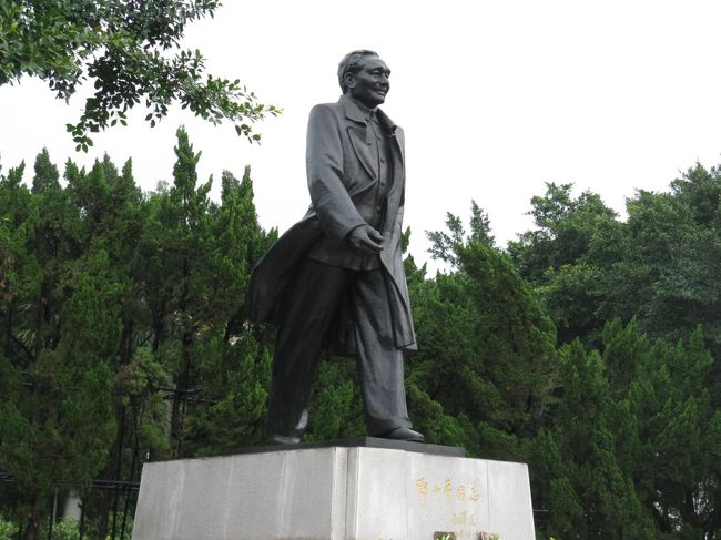 善良な市民の憩いの公園で、小高い山の上に鄧小平の像が在る蓮花山へ行って来ました。近くには、深セン博物館が在ります。セットにすると一日楽しめます。