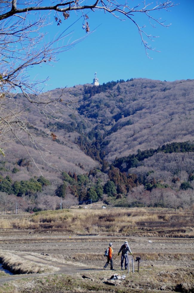 天気良かった(^^♪<br />２月11日の建国記念日の土曜日、茨城県の「宝篋山」（ほうきょうさん）に向かいました。<br />筑波山のすぐ近くの山で、「里山」と言われています。最近、雑誌で知り、訪れました。<br />頂上近くで、雪融けのぬかるみで転んでしまいました。気を付けましょう。頂上にだけ雪景色でした。<br />下山後、小田城址の散策やつくばセンター周辺の観光もしました。