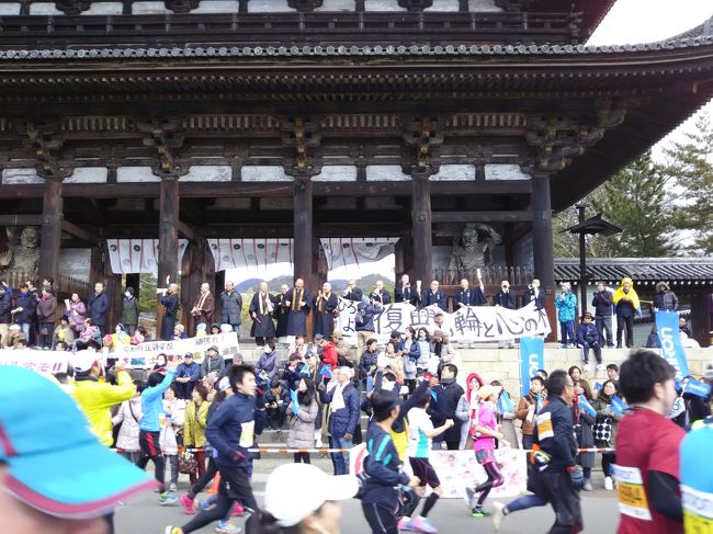 この冬は京都を訪ね、その後あっと言う間に春を迎え桜が散ってしまってから、旅行記をと焦った思いでありました。しかし、あっという間に夏を迎え本旅行記でのテーマとなった京都マラソンについても、2018のエントリーをする時期となって、これは拙いと言うことから写真だけでもと思いアップさせて戴きました。<br />訪問をいただいた方には大変申し訳ないのですが、拙い表現等々が多々あるかと思われますことを予めご容赦願います。<br /><br />一昨年の紅葉の時期以来の京都です。４年振りに1泊2日で夫婦で冬の京都を走ってきました。京都マラソンの抽選で（4.3倍の当選確率）当選の報を受けてから、ＪＲ東海ツアーズの50&#39;sの会員サイトで新幹線とホテルのパックを予約。往復ののぞみ指定席とホテル宿泊付で22,800円でしたが、価格以上の満足感を得ることのできる内容でした。<br /><br />また、冬の京都とは思えないぐらい、寒くもなく天気にも恵まれ、マラソン当日も風もなく都大路を自分の足で走りながら京都を堪能してきました。