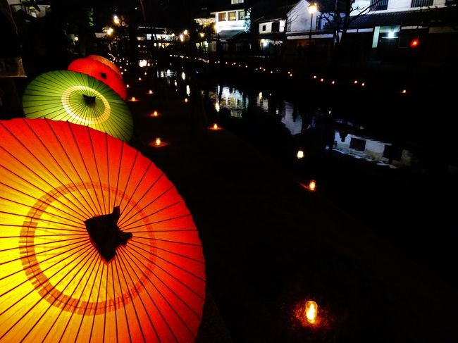別の目的で岡山に来たついでと言ったらなんですが,なんとな~く倉敷を歩いていたら,『春宵あかり』とかいうイベントをやっていました<br /><br />全国色んなところに,白壁や蔵のある街はありますが,久しぶりに倉敷を歩いたら,「やっぱり,この街は情緒があってスゴイ!風格が違うね~」と感心しきりでした