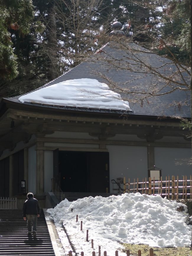 中尊寺（ちゅうそんじ）は、岩手県西磐井郡平泉町に４００ある天台宗東北大本山の寺院。奥州三十三観音番外札所。山号は関山（かんざん）、本尊は釈迦如来。寺伝では円仁の開山とされる。実質的な開基は藤原清衡。<br />奥州藤原氏三代ゆかりの寺として著名であり、平安時代の美術、工芸、建築の粋を集めた金色堂を始め、多くの文化財を有する。<br /><br />境内は「中尊寺境内」として国の特別史跡に指定されている。2011年（平成23年）6月26日、「平泉―仏国土（浄土）を表す建築・庭園及び考古学的遺跡群―」の構成資産の一つとして世界遺産に登録された。平泉毛越寺、松島瑞巌寺、山形立石寺と共に「四寺廻廊」という巡礼コースを構成している。「中尊」は「奥州の中心に位置する」の意と解釈されている。<br /><br />清衡が平泉の地に、都の大寺院にも劣らぬ仏堂を造立したのは、その莫大な経済力の背景があったこととともに、戦いに明け暮れた前半生を省み、戦没者の追善とともに、造寺造仏、写経の功徳により、自己の極楽往生を願ってのことであったと推測されている。<br />清衡が平泉にて中尊寺の中興（事実上の創建）に着手したのは長治2年（1105年）、50歳の時であった。現存する金色堂の上棟は、棟木銘から天治元年（1124年）と判明する。この堂は清衡が自身の廟堂として建立したもので、内部の須弥壇内には清衡と子の基衡、孫の秀衡の3代の遺体（ミイラ）が安置されている。平泉では、奥州藤原氏4代（清衡、基衡、秀衡、泰衡）約100年にわたって王朝風の華やかな文化が栄えたが、当時の面影をとどめるのは中尊寺金色堂、毛越寺庭園と、紺紙金銀字経などのわずかな遺品のみである。<br />1909年（明治42年）に本堂が再建。1962年（昭和37年）より金色堂の解体修理が行われ、6年後の1968年（昭和43年）に創建当時の輝きを戻すことになる。<br /><br />陸羽街道（国道4号） から月見坂と呼ばれる参道を登った丘陵上に諸堂が点在する。山内には中尊寺本坊のほか、17か院の子院がある（大徳院、地蔵院、瑠璃光院、願成就院、金剛院、積善院、薬樹王院、真珠院、法泉院、大長寿院、金色院、釈尊院、観音院、常住院、利生院、円教院、円乗院）。<br />本堂<br />参道である月見坂を登った右手の中尊寺本坊内にある、中尊寺の本堂である。1909年 （明治42年）の建築。2013年3月24日、新本尊の丈六釈迦如来坐像の開眼法要が行われた。<br />金色堂（国宝）<br />藤原清衡が建立した阿弥陀堂で、天治元年（1124年）の上棟。建物の内外を総金箔張りとすることからこの名がある。現在は鉄筋コンクリート造の覆堂内にある。<br />讃衡蔵（さんこうぞう）<br />中尊寺ほか山内寺院の文化財を収蔵・展示する施設。1955年に開館したが、現在の建物は開山1150年の2000年に新築されたもの。<br />金色堂旧覆堂（重文）<br />1962年、金色堂の解体修理工事が始まるまでの約500年間、金色堂を風雨から守ってきた堂で、1964年に100メートルほど北西の現在地に移築された。建築年代は室町時代中頃と推定される。<br />白山神社能舞台（重文）<br />境内北方に位置する、中尊寺の鎮守・白山神社内に建つ。嘉永6年（1853年）に仙台藩によって再建されたもの。近世の能舞台遺構としては東日本唯一のものとされ、日本の芸能史上貴重な遺構として、2003年に重要文化財に指定されている。<br />（フリー百科事典『ウィキペディア（Wikipedia）』より引用）<br /><br />『男鹿半島「なまはげ柴灯まつり」 と冬の風物詩・横手のかまくら２日間』<br />旅行代金 34,900円 ～ 39,900円 日数 1泊2日 　クラブツーリズム<br />2 秋田市内-【移動：約60分】-横手市内（名物「かまくら」を見学）【見学：30分】-【移動：約10分】-秋田ふるさと村(稲庭うどんの昼食)【滞在：50分】-【移動：約70分】-平泉・中尊寺（世界遺産の古刹へご案内）【参拝：60分】-【移動：約20分】-一ノ関駅-【新幹線やまびこ号】-上野駅<br /><br />中尊寺　については・・<br />http://www.chusonji.or.jp/<br />http://www.i-tiiki.biz/hiraizumi/<br /><br />峯薬師　については・・<br />http://www.i-tiiki.biz/hiraizumi/cyu-k/me-yakusi.html