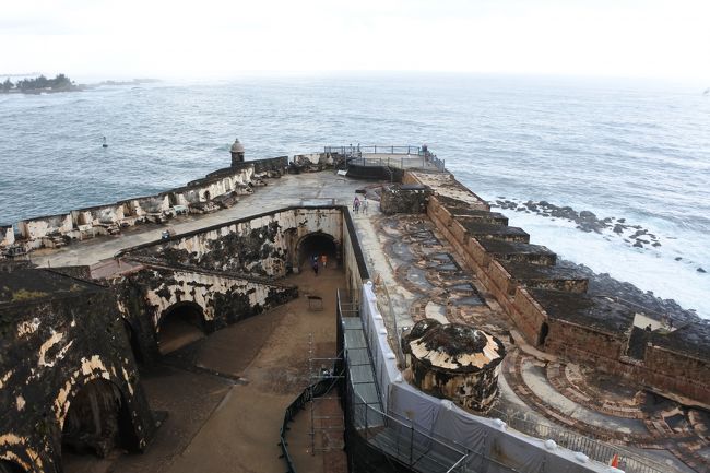 去年は２週間休みの旅行以外はほぼ弾丸海外旅行でしたので、ここぞとばかりに１週間ちょっとお休みしてカリブ海クルーズに行ってきました。<br />南米に住む友人と二人で豪華クルーズ旅。<br /><br />2/18　NRT - DFW - SJU<br />2/19　サンファン観光、夜クルーズ船で出発<br />2/20　USヴァージン諸島・セントクロイ島<br />2/21　セントマーチン、弾丸アンギラ<br />2/22　ドミニカ国<br />2/23　バルバドス<br />2/24　グレナダ<br />2/25　クルージング<br />2/26　朝サンファン着、SJU - JFK<br />2/27　JFK - <br />2/28　NRT<br /><br />クルーズ船<br />Royal Caribbean、Jewel of the Seas号<br />バルコニーの部屋、USD3268、ひとり17万円ぐらい。<br />ご飯オールインクルーシブ、ただし飲み物は基本的な物以外は別。<br />７泊８日なんで１泊25000円（交通費・宿泊費・食費）か。それに追加で飲み物とかチップとか。<br />窓無し、窓つき、はもっと安くなります。高いか安いか＞＞体験したいものによる。ただバルコニーつきは最高だった。<br /><br />飛行機<br />もちろんAA。OW修行も兼ねて。<br />日本発着はコードシェアのJALにしたので快適。しかもプレエコ。<br />プレエコにしたのは今年前半バレエの発表会の練習があるので回数飛べないからここでポイント稼ぎしたため。前半頑張るタイプなんです。おかげさまで４月にはサファイヤ達成。今年もダイヤ頑張るの。<br /><br />。。。。まぁ豪華に行ったので今後の旅はエコノミカルになりますｗ<br /><br />まずはサンファンへ。プエルトリコ！<br />旧市街と要塞が見所。またバカルディの工場にも。<br />