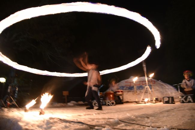 夜7:00から戸隠中社で雪の上の大酒宴「べーそ祭り」。東京や北海道、沖縄など遠方から観光客が駆けつけ最終章の往く冬を存分に楽しんだ。お客さまに来ていただくため、戸隠は一年中色々なイベントを行っているが、この祭りも素晴らしい。おもてなしマスト“飲んで、食べて、観る”良いねえ~<br />