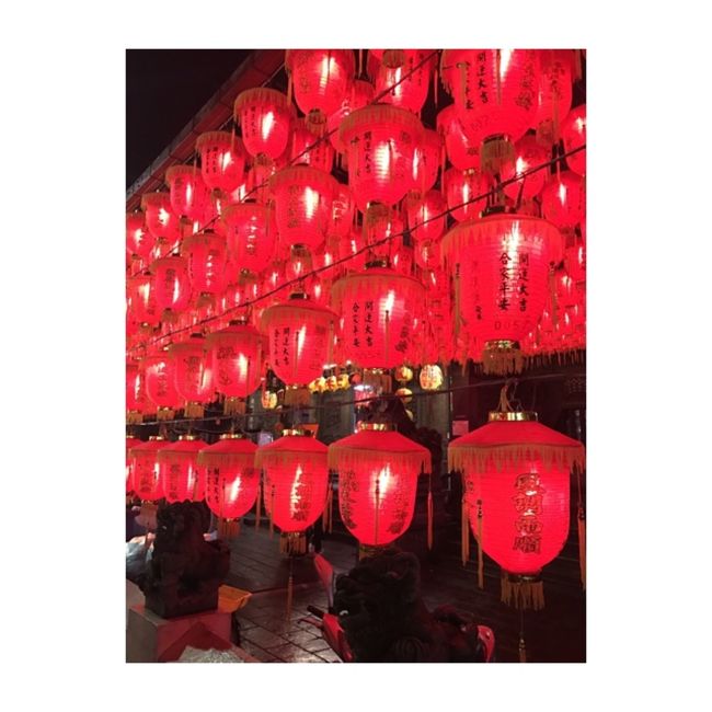 1日目:<br />淡水から台北市内に戻り、<br />夜市を見に行こうと士林市場へ向かいました。<br /><br />沢山夜市がある台北の中で、<br />なぜ士林をチョイスしたかというと、<br />MRT劍潭駅から徒歩すぐの場所にあり、<br />淡水からの帰りにはとても便利だったからです。<br />(淡水から乗換えなしで行けます!)<br /><br />中々記憶に残る出来事もあったので、<br />ここにも残しておこうと思います。