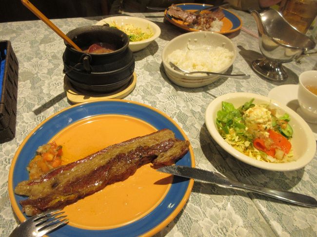 大阪・石津川でブラジル料理<br /> 週末はシュハスコに決まってんがな!<br /><br />セリア・ハウスのコステーラ(アバラ)が一番ブラジルに近い<br /> バルバッコーアのは上品過ぎてブラジルでは無いし<br /> ブラジリアーノのは横隔膜辺りなのでコステーラとは呼べないし<br /><br />ブラジルで食べ慣れてたら自然と肉の違いも理解して<br /> かなり手抜きな日本のシュハスコが頭に来るけど<br /> 貧困国の肉料理と思って諦めてる<br /><br />松阪牛やら神戸牛にブラジルの味付けが似合うとも思わんし<br /> シンプルに安くて美味しく食べさせるシュハスコが一番ええな<br /><br /><br />