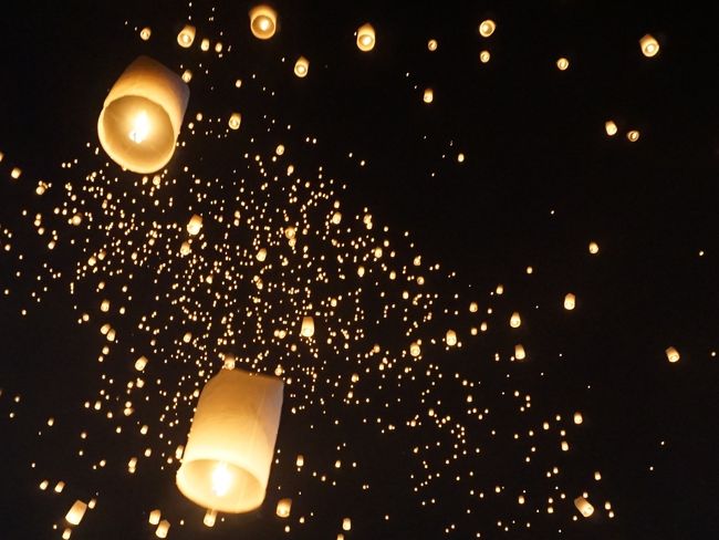 2016年11月14日(月)<br /><br />3泊4日のチェンマイ・ツアー。<br />スカイ・ランタンを上げるお祭り“イーペン”を含めて、観光は中2日。<br /><br />1日目はお寺を観光。 2日目はオプショナルツアーのエレファント・キャンプで、ショーや象乗り体験を楽しみました。<br /><br />そして、いよいよ、この旅の一番の目的であるお祭り“イーペン”へ。<br /><br />夜空に上がる無数のコムローイは、まるで星のようでした!<br /><br />(旅行期間:2016年11月12日~11月15日)