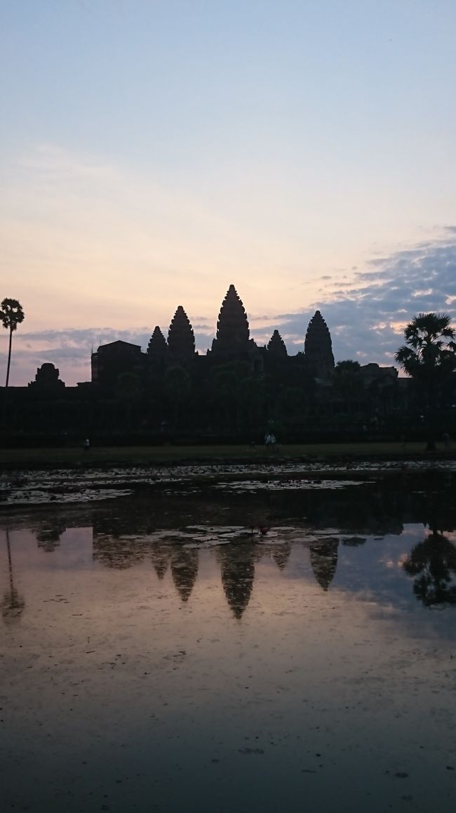 さてさてカンボジア二日目。<br /><br />いよいよ観光の始まりです！<br /><br />日本でベルトラさんにツアーをお願いしてます。<br /><br />本日は<br />バンテアイスレイ→ベンメリア<br />と、郊外の遺跡に繰り出します！