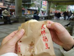 胡椒餅を並んで購入。一個４５元。福州の味です。（福州がどこだか知りませんが）