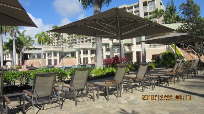 カウアイ島：　Marriott&#39;s Kaua&#39;i Beach Club　の　６　　　2016 12 <br /><br />見た目は綺麗ですが、<br />欠点は島だからだろうが、セキュリティはかなり甘いです。<br /><br />同じマリオットでも、オアフ島西側の第二のワイキキを目指しているコオリナ・アウラニの<br />Marriott&#39;s Ko Olina Beach Clubの方が、出入りは比較的制限されています。<br /><br />又、湾から津波等の時は直接海水がやってきます。裏に小山は有りますが・・・<br /><br />更に、鳥インフルエンザの媒介生物の鶏が十数年前の台風で逃げ出してから野生化してそこら中に子供連れで徘徊しています・・・これは今の時期、最大の行かれない要因です（医療関係者なら知っている事ですが・・其のため客が少ないのか・・）。<br /><br />マリオットが買収したリッツカールトンのバリ島の二つの施設は部屋も広いし室内の温度・湿度コントロールも見事です。<br />特に世界に三軒だけのリッツカールトンの最高峰がウブドの施設ですが、<br />部屋と朝食のbuffetレストランは良かったですが、他のレストランは日本人には闇鍋状態です。<br />回りには何も無いので、車のチャーターが必要です。タクシーは必ずぼります。良いのは「ブルーバード・タクシー」ですが、同じ色にしたりしてゴマかしているのが多いです。<br />又、ブルーバードタクシーは空港に入れないです。<br />白タクは多く、大体ブルーバードの三倍位です・・・だが、日本人にとってはホテルの周囲の施設に行く程度なら、日本のタクシーの基本料金程度です。<br />気分の問題も有るので、チャーターが良いかと思います。<br />一日、５０００円程度から２万円程度までです。車は日本車で状態は良いです。