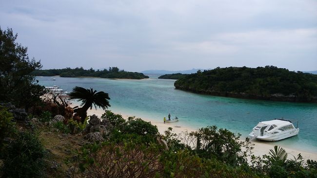 八重山には4回目の訪問。<br /><br />《行程》<br />(一日目)<br /><br />14:05 関空<br /> ↓ MM217<br />16:25 那覇<br />17:40<br /> ↓ JTA621<br />18:40 石垣<br />19:10<br /> ↓ バス<br />19:40 離島ターミナル<br />石垣泊<br /><br />実際は、peachが到着30分以上遅れ、飛行機から降りられたのが17:10頃。シャトルバスでしか出られないので、待つ…(゜-゜*;)オロオロ(;*゜-゜)<br />那覇保安検査場に15分前ギリギリ入れましたが、焦りました。JTAは所定時刻に出発するも15分遅れて石垣に到着しました。<br /><br />(二日目)<br /><br />8:30 離島ターミナル<br /> ↓ 安栄観光<br />9:20 西表島(大原)<br />9:50 大原港<br /> ↓ 路線バス<br />10:10 由布島水牛のりば<br />10:15<br /> ↓<br />10:35 由布島<br /> 由布島観光<br />13:30<br /> ↓<br />13:50<br />13:55 由布島水牛のりば<br /> ↓ 路線バス<br />14:20 大原港<br />15:30<br /> 仲間川マングローブクルーズ<br />16:30<br />17:00 大原港<br /> ↓ 安栄観光<br />17:40 石垣港<br /><br />(3日目) <br /><br />9:30~18:30 石垣島内一周<br /><br />玉取崎展望台・平久保崎灯台・吹通川のヒルギ林・ヤエヤマヤシ群落(車窓)・パン屋(名前忘れた)・ポ-ザーおばさんの食卓・川平湾・バンナ公園・八重泉泡盛工場・唐人墓・ミンサ-工房・マックスバリュー・宮良川のマングローブ(車窓)<br /><br />20:05 石垣<br /> ↓ JTA86<br />22:15 関空<br />