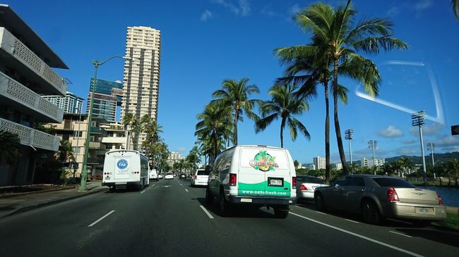 住宅ローン完済。<br />肩の荷が下りた・・・。<br /><br />と言う事で、完済祝いを兼ね「楽園ハワイ」へ出かけることに(笑)<br /><br />元気じゃないと、海外旅行なんてできない。<br />だって、結構というか　かなりというか「いいお歳・・・」。<br /><br />孫がいてもおかしくない。<br />そりゃ腰だって、膝だって痛くなる。<br /><br />今のうち遊ぼう！！！<br />本日、２日目の予定「レンタカーでそこそこ観光名所めぐり」へ<br /><br />ワイキキ→ヌアヌパリ→カイルア→ラニカイビーチ→ワイケレショッピングセンター→ハレイワ散策→ワイキキ<br />