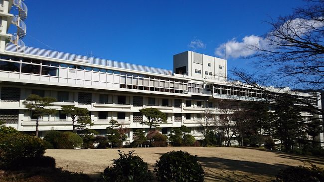 東京から比較的近い箱根は関東では絶対の人気温泉地である。<br />新宿からロマンスカーに乗って行くもよし、湘南新宿ラインで小田原まで出てハスや登山鉄道で行く手もある。<br /><br />今回は老舗の箱根小涌園に宿泊することに。<br />新宿からロマンスカーで2時間弱。<br />箱根湯本に降り立つ。<br />久しぶりの箱根だがやはり風情があって良い温泉場だ。<br />ここから登山鉄道に乗って小涌谷まで。<br />傾斜が急すぎてまっすぐに電車が登れないのでスイッチバックをしながら登ってゆく。<br />さすがに天下の剣だ。<br />小涌谷で降りてから更にバスで箱根小涌園まで。<br />チェックインしたあとは人気のユネッサンへ。<br />スパの種類もたくさんあって楽しめるが、冬で寒いので屋外が満喫できなかったのが残念。<br />それでもコーヒー、酒、ワイン風呂などがあり楽しめた。<br /><br />ホテルに戻って温泉を楽しんだ後、夕食はバイキング。<br />カニやローストビーフ、天ぷらなどどれも中々美味しくて、これはお得。<br />飲み放題メニューもあったのでヒールやハイボールなどを楽しんだ。<br /><br />翌日は天気も良かったのでホテルの中庭を散策。<br />広い庭で自然も残っており気持ちが良い。<br />朝食もバイキングで湯豆腐など和食を楽しむ。<br /><br />１１時チェックアウトなので朝も２回風呂に入った。<br />箱根温泉はやはり気持ちが良い。<br /><br />帰りは小涌園前からバスで小田原へ。<br />４０分程度で小田原に到着。<br />久しぶりに小田原城へ行った。<br /><br />以前はゾウがいて動物園ぽい公園だたが、今はサルがいるくらい。<br />それでも天下の名城間近で眺めて満足。<br />昼食は小田原駅近くの『うおがし』で寿司を食べる。<br />地元に愛される店のようだ。<br /><br />