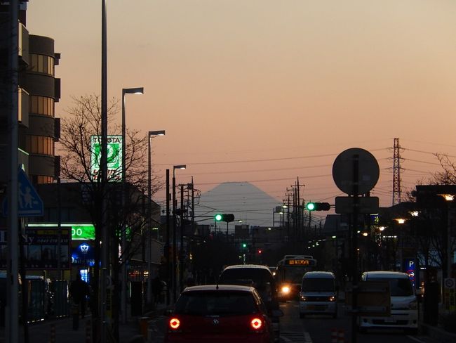 3月10日、午後5時50分頃に上福岡駅から見られた影富士を撮影した。<br /><br /><br /><br />*写真は上福岡駅から見られた影富士