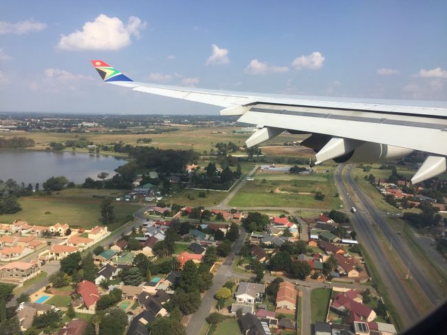 今回の旅、長時間のフライト、でも飛行機好きの私には楽しい、<br />空港でも機内でもご機嫌、ルンルン<br />初めてのキャセイパシフィック航空、南アフリカ航空、<br />そして初めて見る飛行機がいっぱい、空港は私のパラダイス(*^-^*)<br />待ち時間も楽しい、いっぱい写真撮ってきました～<br /><br />今度飛行機乗れるのはいつかな～<br />海外行けるのはいつかな～<br />それまで真面目に主婦しましょう