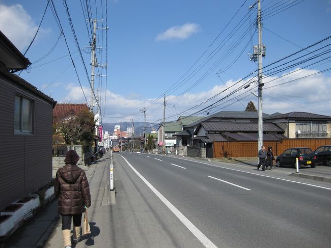 あれから６度目の３月１１日がやって来ました。報道特集が組まれ、盛んに放送しています。もう一度あの日を確認してみたいと思います。つまらない話題ですがお付き合いください。３月９日朝、義母が天に旅立ち私は家内の一関市内の実家に向かいました。そして通夜の打ち合わせ中の１１日午後２時４６分大きな揺れに見舞われる事に。その瞬間から３月１４日（月）早朝まで三日三晩、電気、電話、暖房の無い生活に。電話・ガスヒーター・風呂釜は電気で動くと言う事を思い知らされました。ただ被災当日夕刻に義母の黒電話が鳴るではありませんか。黒電話は電気が無くても使えるんですね。凄い発見でした。同じ市内でも、地域によってはガス、水道も断たれた状況になりました。写真は被災から一週間にも拘らず、３月１８日多くの人達が墓参りに。何事も無かったかのような青空。墓石の倒れた中をお墓参りに。営業を再開したお店には花束が並び、どこのお寺さんの入り口にも、お花屋さんが立つ。めちゃくちゃの我が家の片付けよりもご先祖様の供養が優先らしい。以前から小さなスーパーでも立派な花コーナーがあるのを不思議に思っていました。そーなんだ。