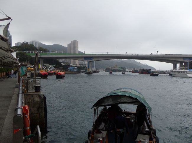 今日は香港島の南部へ行ってみます。<br /><br />香港仔では、おばあちゃんに騙され？100HK$で渡し舟に乗りましたが、悪い人ではなかったようで色々なところへ連れて行ってくれました。<br />この日は海辺ばかりだったのもありますが、とにかく寒かった。<br />今までは長袖Tシャツでも汗ばむぐらいでしたが（毎日24度くらいあったかと思います）、今日は20度を下回っていたかと思います。