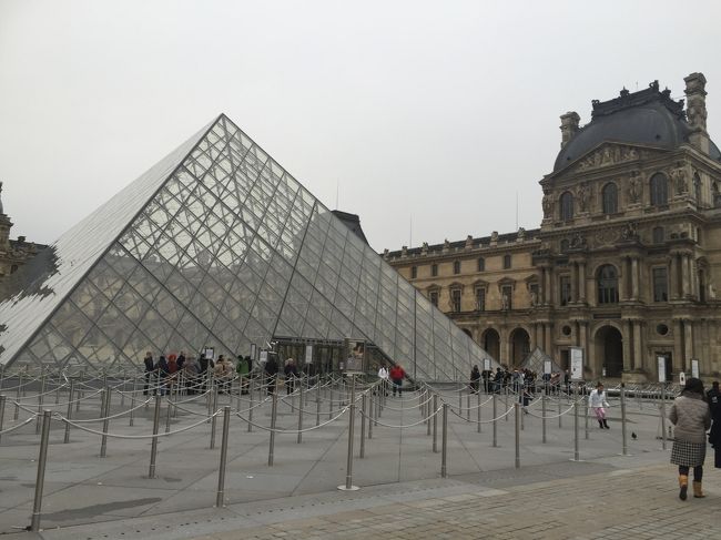 ルーヴル美術館はフランスに行ったら絶対行きたいと思っていた美術館でした。訪れた日は月曜日でしたが、第一日曜日だと入場料が無料になるのでその日に行くと無料で誰でも入れると思います。ルーヴル美術館はパリでも人気のスポットであるため入るのに列が出来ます。観光するならば一日の初めに行くことをお勧めします。<br />私が着いたのは８時半前でチケットを持っていない列でもまだそこまで並んで無かったです。チケットを持っている人達用の列もあるので間違えないように並んでください。並んでる最中に物を売りつけてきたりする人がいるので注意！<br />中に入ってチケット購入をして入りましたが、朝早かったのもあり結構スムーズに入れました。日本語版のパンフレットをゲットして入場することをお勧めします。英語版のと比べてみると、日本語版のほうが丁寧でした。<br />本当に中は広いので地図がないと自分がどこにいるか分からなくなります。また、あらかじめ見たい作品を決めておくのがいいと思います。美術館というと作品をみる場所ではありますが、私は建物の中の装飾が本当にすごくて作品だけじゃなくそこも写真を沢山撮ってしまいました。元宮殿だけあって、広いし、きれいです。<br />作品の量が本当に多くて広いですし、模写してる人、子どもたちが楽しそうに鑑賞してる姿、館内の明るさ等日本の美術館とはまた違った印象がありました。<br />隣接する施設に装飾美術館といった施設もあり、ファッションが好きな人が行ったらすごく楽しめると思います！<br />ただ、ルーヴルと違って月曜休刊日なのでそこは注意してください。ちなみにルーヴルは火曜休刊日です。
