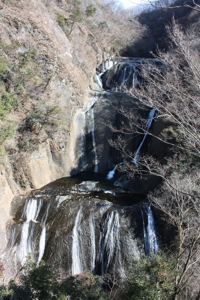 10日に袋田の滝に行ってみました。<br />冬の氷結する滝がみたかったですが・・安全を考えて。<br />雨が少ないせいか迫力のある滝はみれませんでしたね。<br />（日本3名瀑のひとつで、高さ120m、幅73m、4段に落下することから別名4度の滝とも呼ばれています）<br />温泉も入るつもりで用意をして～出掛けてみました。